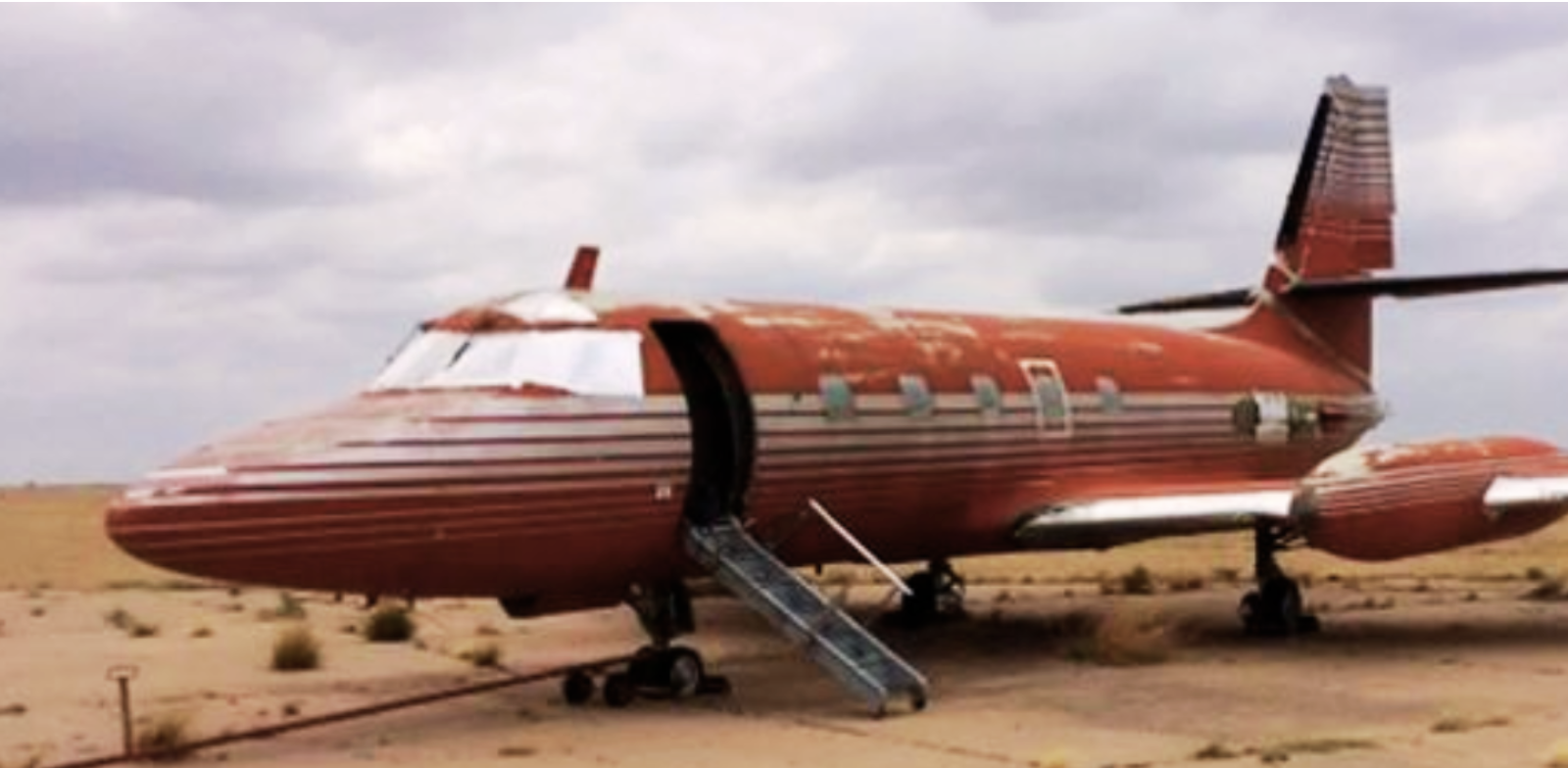 Het verlaten vliegtuig van Elvis Presley is na jaren eindelijk verkocht – neem een kijkje binnenin