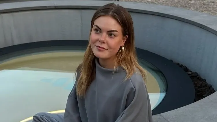 Nietsverhullende outfit Eloise zorgt voor grote ophef