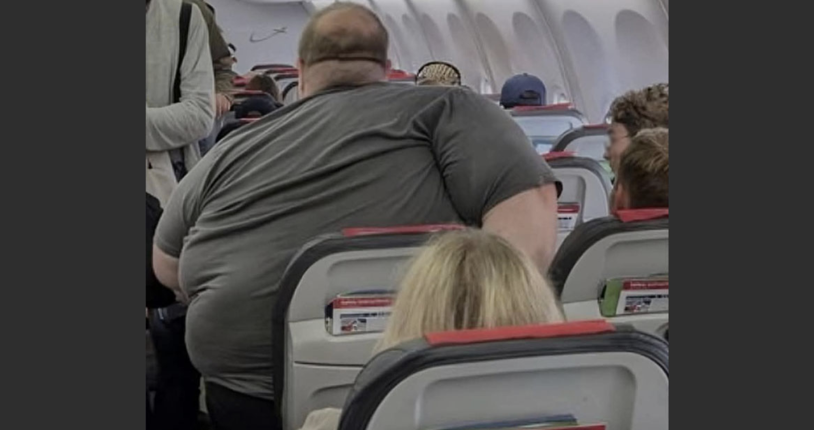 Luchtvaartmaatschappijen geadviseerd regels aan te passen na foto van zwaarlijvige passagier