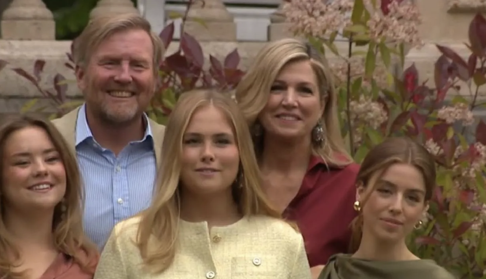 Opvallende gebeurtenis tijdens persmoment: M&aacute;xima grijpt in