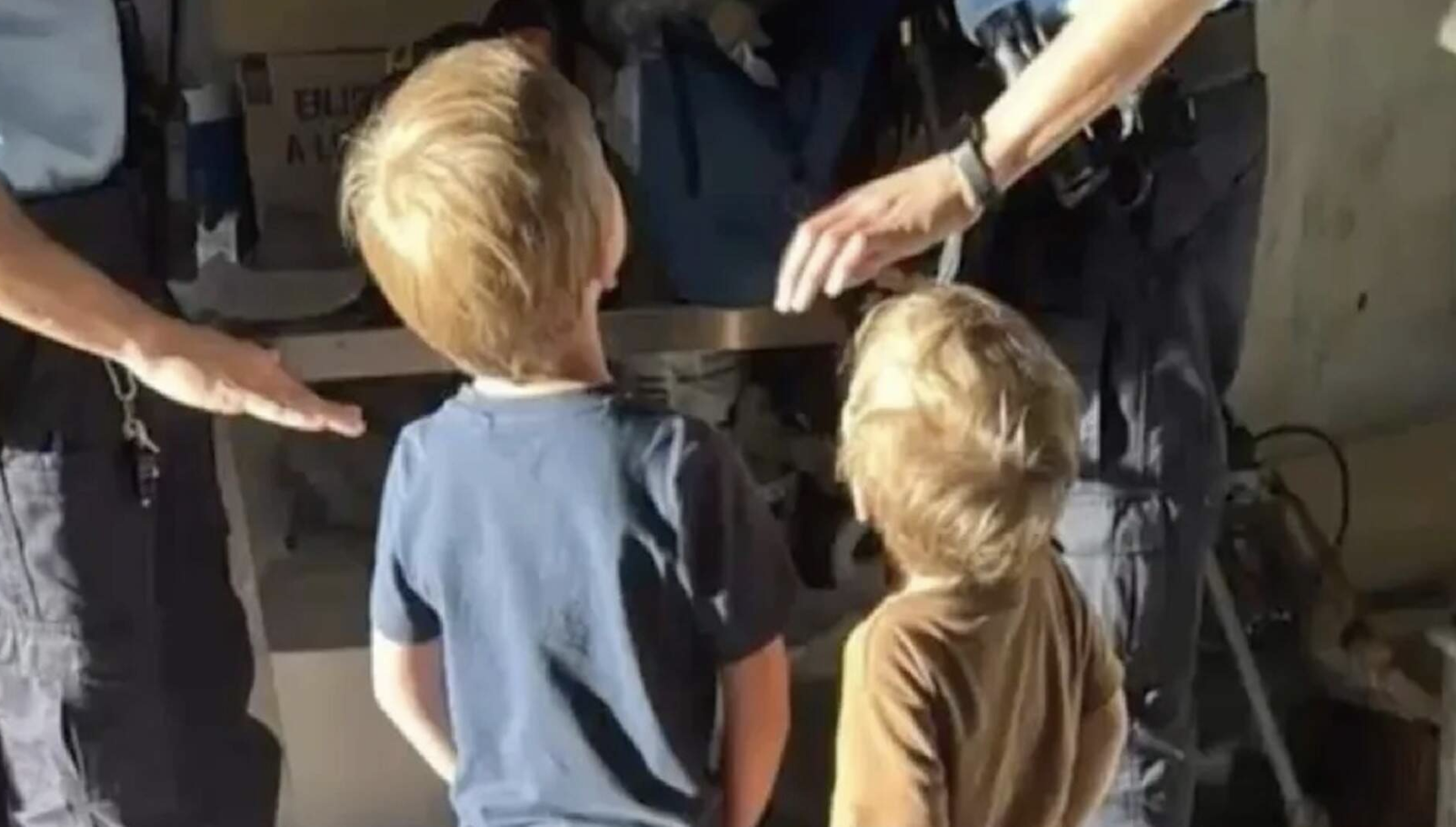 Ouders laten kinderen (3 en 5) geblinddoekt achter in bos en rijden weg