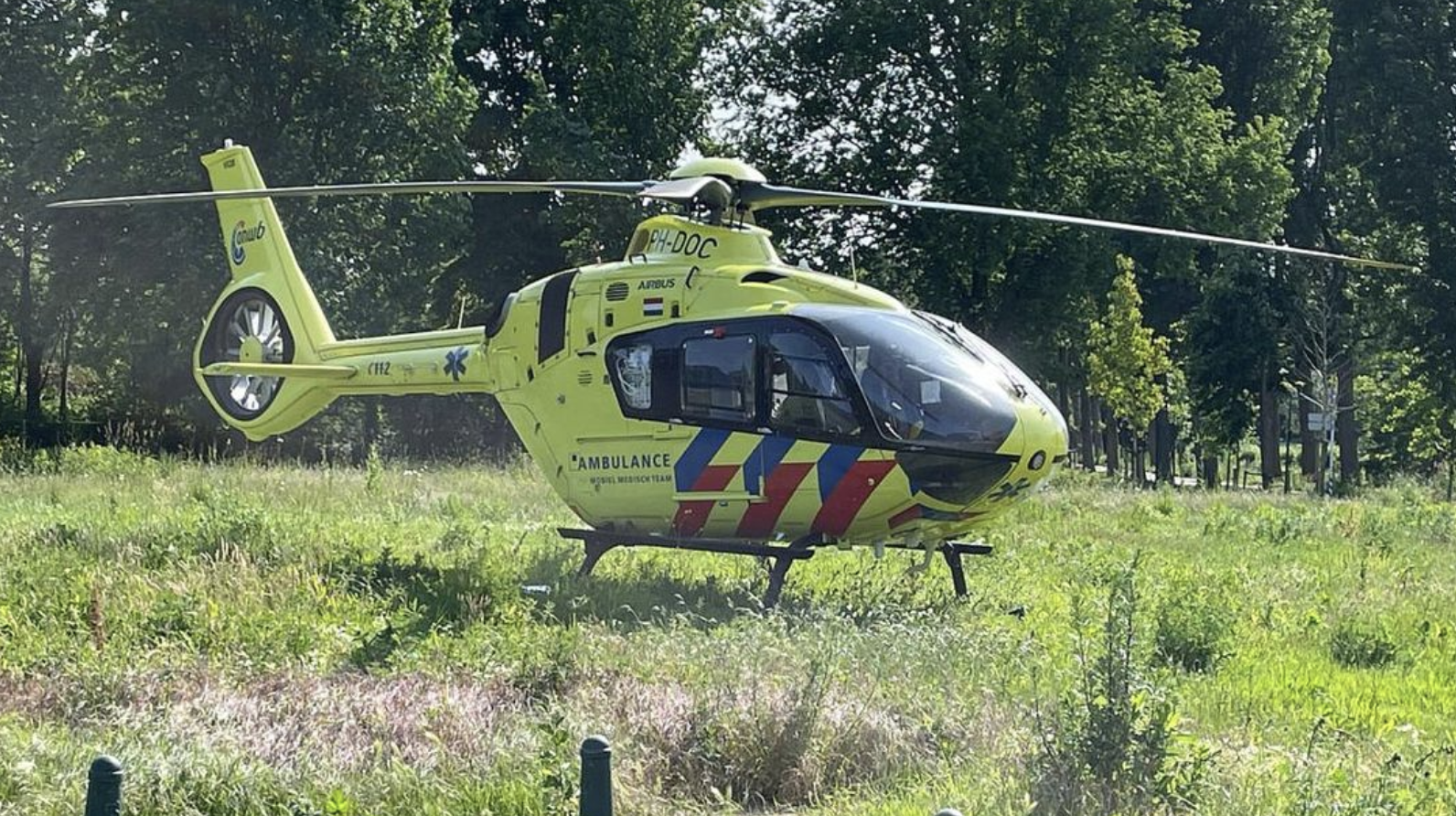 Meisje (2) sterft in auto &ndash; Vergeten door vader in brandende zon