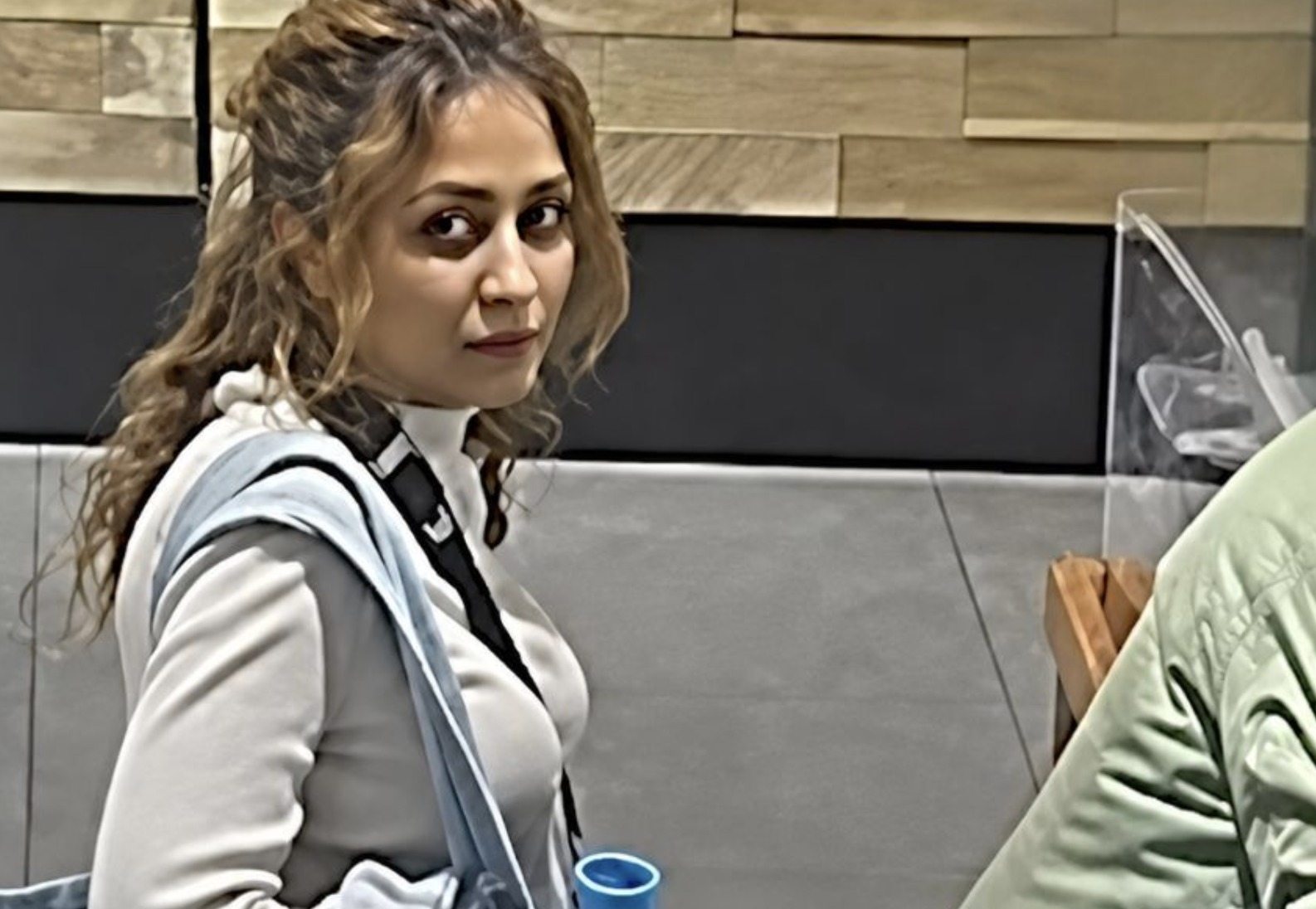 Kansloze asielzoeker steelt de portemonnee in de Albert Heijn van een oude vrouw. Haar actie staat haarscherp op beeld