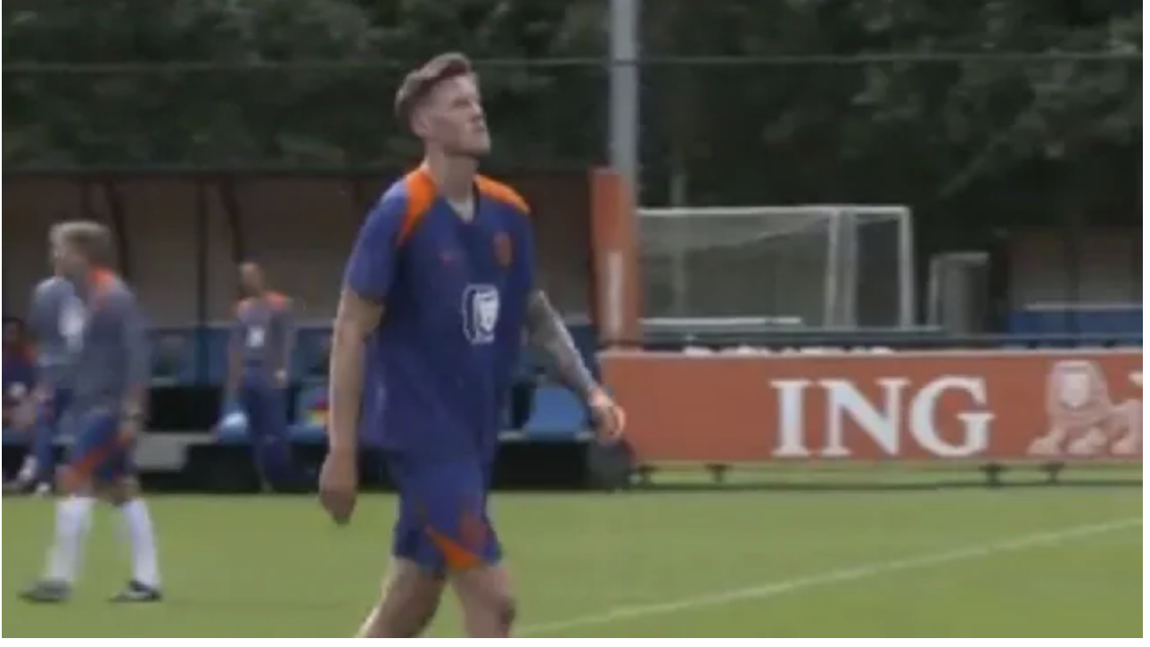 Wout Weghorst smijt shirt weg en stapt op: &rdquo;Dit pik ik niet&rdquo;