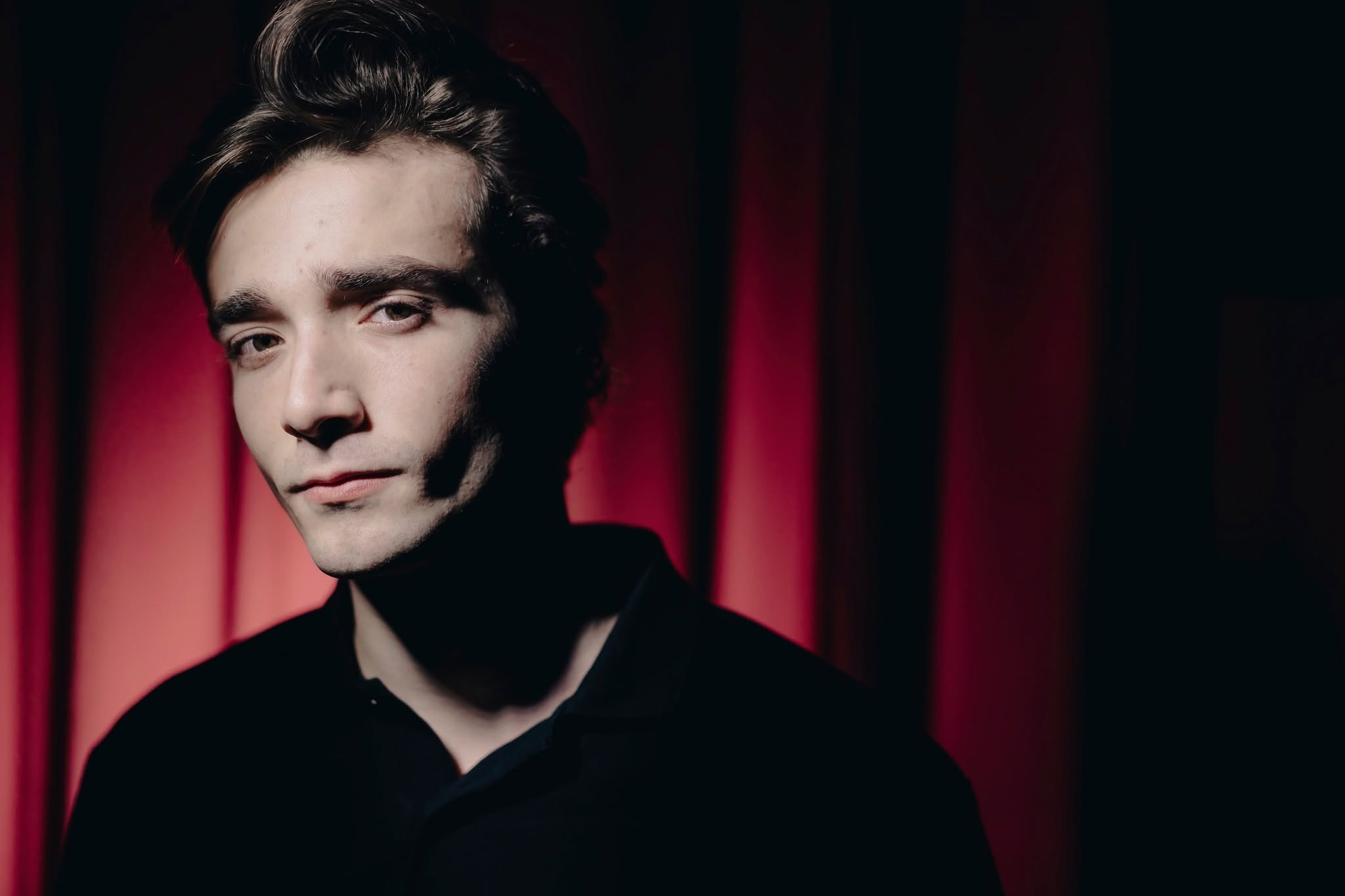 &ldquo;Het leven als artiest is ontzettend zwaar&rdquo; &ndash; Aaron Blommaert (23) spreekt emotioneel over zijn verborgen verdriet: &ldquo;Dit is geen grap meer, het is de realiteit&rdquo;
