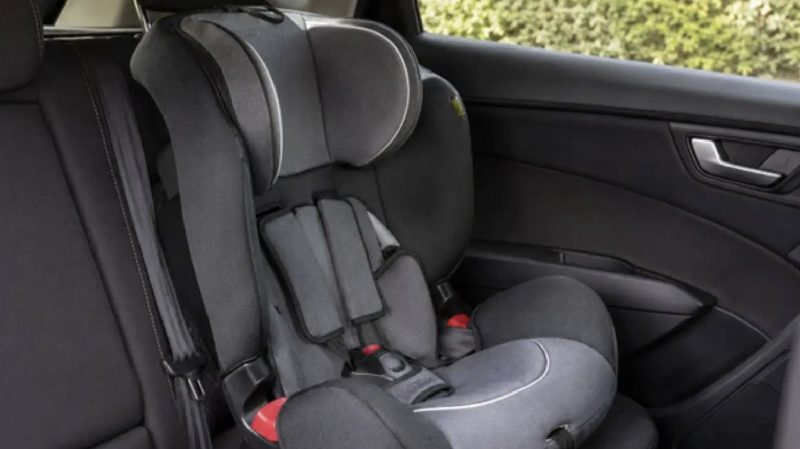 Baby gevonden in snikhete auto, shock als blijkt wat de ouders aan het doen zijn