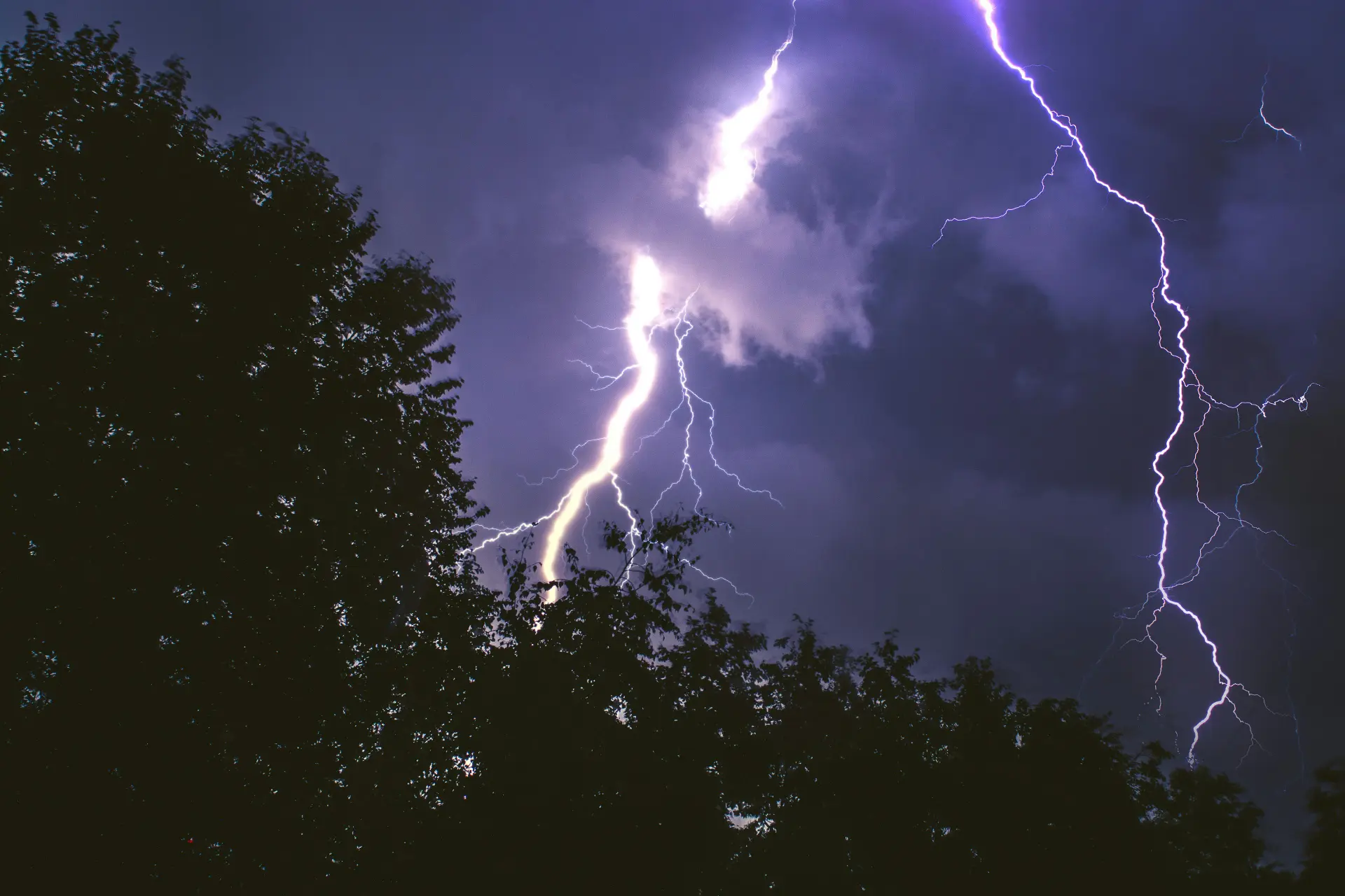 Landelijk weeralarm afgegeven voor morgen: In deze provincies wordt zwaar onweer verwacht